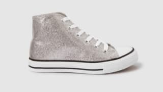 Botas infantiles de lona en color plata con cordones por 7€