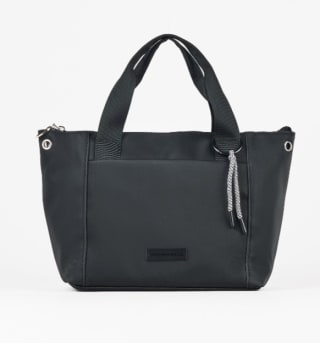 Bolso de mano de nylon básico por 12,99€.