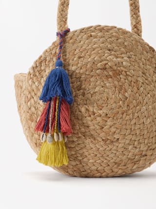 Bolso Shopper de rafia por 7,99€.