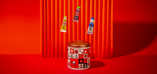 Cajita metálica con 3 cremas de manos gratis con compra