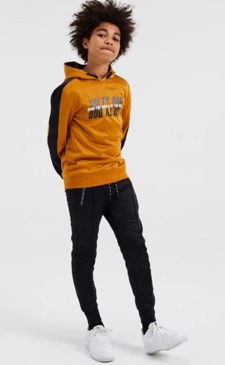 Korting bij Bol.com op WE Fashion Jongens capuchonsweater met opdruk