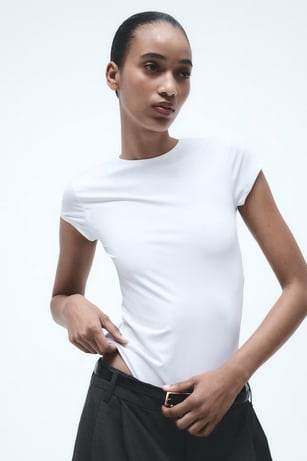 Body entallado con cuello redondo y manga corta por solo 6,99€ en Zara