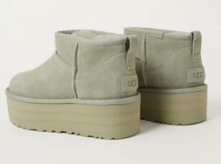 UGG Classic Ultra Mini Platform suède enkellaarsjes voor €89,97 bij Bijenkorf