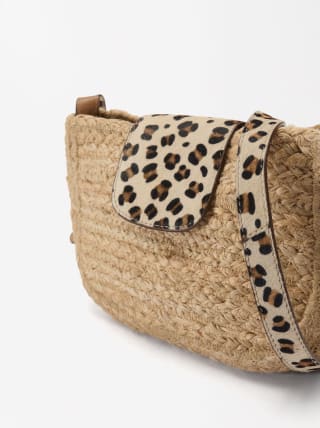 Bolso de paja con bandolera de piel por 7,99€.