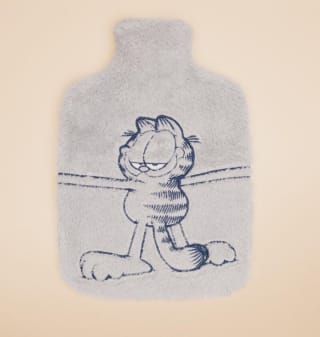 Bolsa de agua con pelo Garfield por 8,99€.