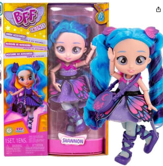 Muñeca Shannon Fashion con Pelo Largo, Ropa de Tela y 9 Accesorios por 11,40€