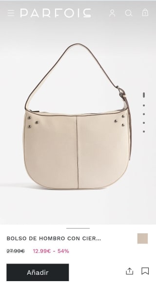 Bolso de hombro con tachuelas por 12,99€.