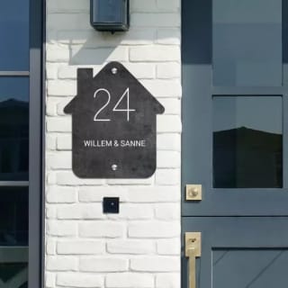 Personaliseerbaar huisnummerbord vanaf 13x15cm (Huisjesvorm in verschillende stylen) vanaf slechts €14,38 incl. verzendkosten!