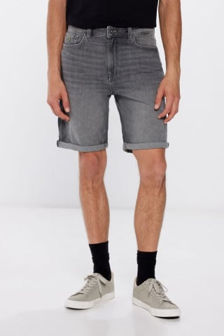 Bermuda vaquera regular fit a tan solo 12,99€
