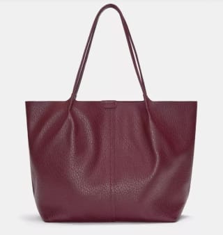 Bolso Shopper con efecto piel por 15,99€.