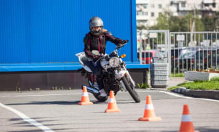 Curso para obtener el carné de moto A2 con 6 prácticas (4 de maniobras y 2 de circulación) por 16,39€
