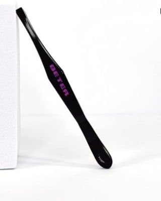 Pinza de depilar para cejas profesionales marca Beter color negro por 2,95€