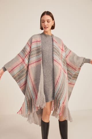 Poncho abierto Womensecret con cuadros y con flecos a solo 6,99€