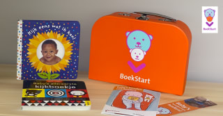 Gratis oranje BoekStartkoffertje met 2 Voorleesboekjes