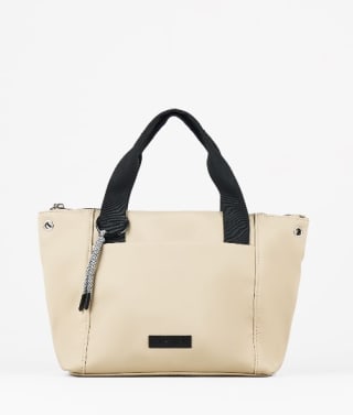 Bolso de mano estilo tote básico de nylon engomado, en color beige por 15,99€
