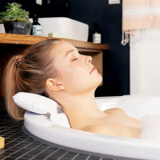TranquilBeauty Almohada de baño para la cabeza y el cuello con ventosas, impermeables. Por 11,40€