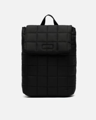 Mochila con solapa acolchada por 15€.