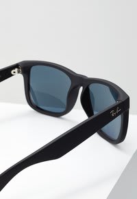 Ray-Ban Justin RB voor €78,36 dmv code bij Zalando