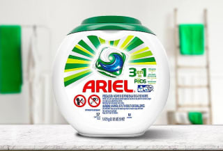 Detergente Ariel Pods de 57 cápsulas por $13.490 en Agrupemonos