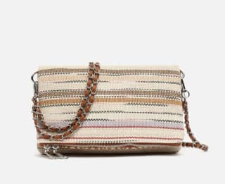 Bolso Bandolera con doble correa y estampado jacquard por 8,10€.