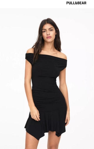 Vestido corto Pullandbear hombros descubiertos por solo 9,99€