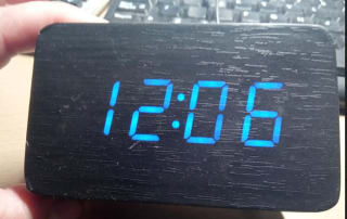 Reloj Despertador de madera LED (control por voz) por 9,82€