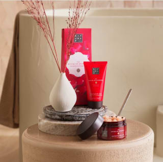 Gratis scrub en bodycrème van The Ritual of Ayurveda bij bestelling bij RITUALS