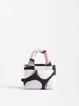 Bolso Tote de nylon lunares por 9,99€.