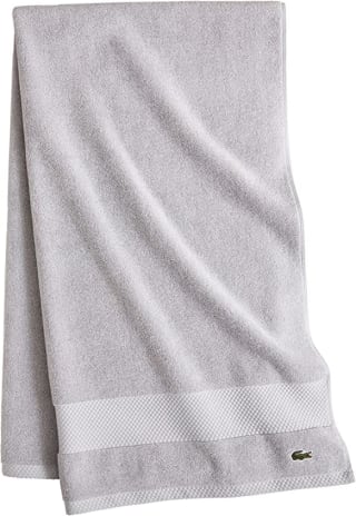 Toalla Lacoste Supima 30x54 por $343 en Amazon