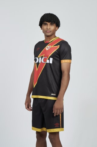 Camiseta Umbro Rayo Vallecano 23-24 por 37,50€.