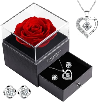 Rosa Eterna con colgante y pendientes por 23,09€