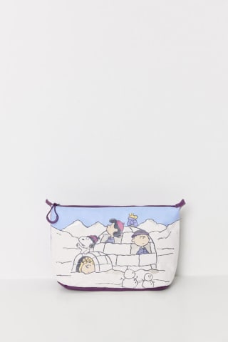 Neceser grande, en forma rectangular, con estampado de Snoopy en tonos morados y cierre de cremallera por 5,99€