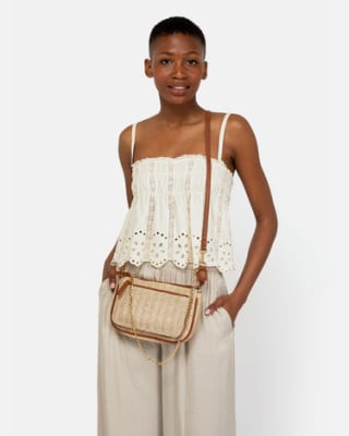 Bolso bandolera pequeño efecto rafia con doble correa por 13€