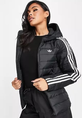 Adidas Chaqueta plumas negra de corte slim por 33,60€