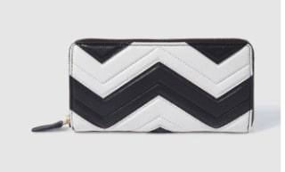 Cartera en piel bicolor con diseño en zigzag blanco y negro con cierre de cremallera por 7€