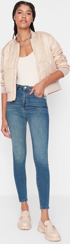 Trendyol donkerblauwe damesjeans voor €4,99 bij Bol