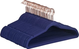 Juego de 50 perchas para ropa antideslizantes de terciopelo por 19,44€