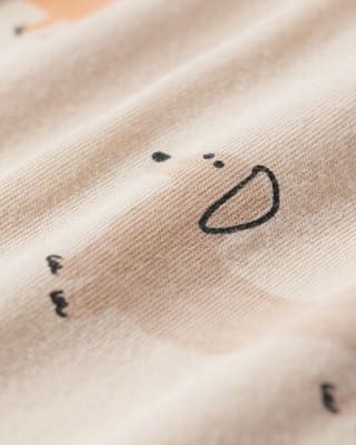 Babypyjama jumpsuit teckels voor €4 bij de Hema