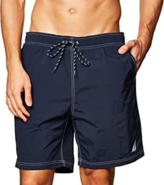 Traje de baño Náutica por $458.37 en Amazon