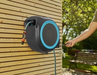 Gardena wandslangenbox Roll Up 35 meter incl tuinspuit voor €156 bij Welkoop