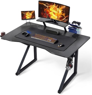Mesa Gaming Yaheetech de Fibra de Carbono con Alfombrilla para Ratón, Portavasos y Gancho para Auriculares por 71,99€