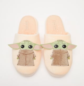 Zapatillas de casa Baby Yoda naranja por 9,99€