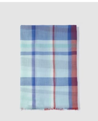 Fular de algodón con estampado de cuadros en tonos azules y rojos. por 8€