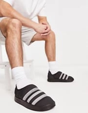 adidas Originals - Puffylette - Schoenen in zwart voor €31,88 dmv code bij Asos