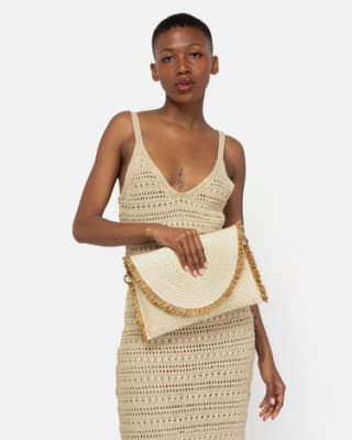 Bolso bandolera pequeño efecto rafia por 11€