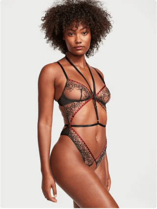 Body con detalle tipo arnés y abertura Love Letters por 34,23€