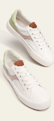 Tenis casual por $299 en Stradivarus