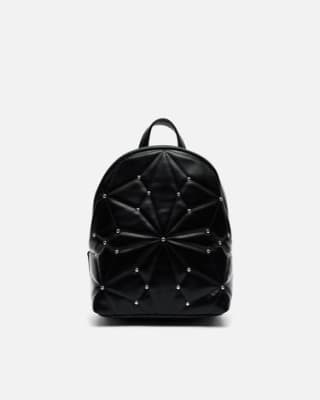 Mochila pequeña acolchada con detalles metálicos por 15€.