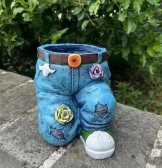 Macetero de resina con forma de pantalones vaqueros talla M por 8,12€