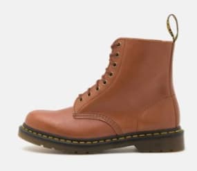 50% korting op merk schoenen van bv Dr. Martens, Uggs en meer bij Timco voordeelmarkt